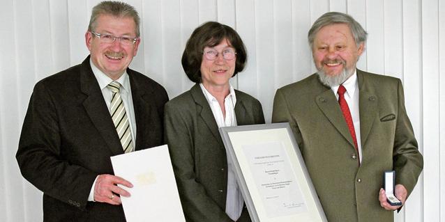 Oswald Bayer erhält Ehrenzeichen