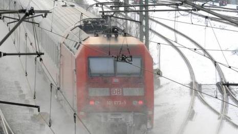 Wer nicht die Zeit im Blick haben muss, für den ist der Regionalexpress von Nürnberg nach München eine kostengünstige Alter­native zum ICE. Ende 2013 endet jedoch der Vertrag über die Zugverbindung.