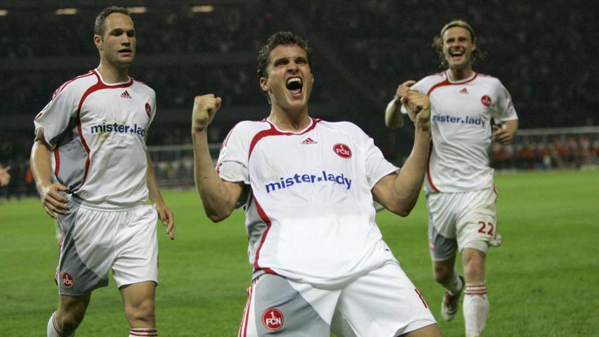 Das Pokalfinale 2007 ist derweil bereits eine Show, als sich Jan Kristiansen, beim FCN bis dahin nicht wirklich als Unterhaltungskünstler tätig, gegen Stuttgart zum Siegtorschützen aufschwingt. Die 109. Minute! Andi Wolf treibt die Kugel energisch in die Hälfte dezimierter Schwaben, die den Club kurz vor Ende der regulären Spielzeit in die Verlängerung gezwungen haben, und passt zum an der linken Seitenline lauernden Dänen. “Fernando Meira kommt mir entgegen und rückt etwas aus der Abwehr heraus. Ich nehme den Ball mit, ziehe in die Mitte und versuche einfach, aufs Tor zu schießen“, erinnert sich Nürnbergs Glücksspender an den Vorlauf des Treffers, der dem Club den größten Erfolg der jüngeren Vereinsgeschichte beschert. Kristiansen hält einfach drauf, beschleunigt aus 28 Metern halblinker Position das Leder und jubelt wenig später ausgelassen.
Das Pokalfinale 2007 ist derweil bereits eine Show, als sich Jan Kristiansen, beim FCN bis dahin nicht wirklich als Unterhaltungskünstler tätig, gegen Stuttgart zum Siegtorschützen aufschwingt. Die 109. Minute! Andi Wolf treibt die Kugel energisch in die Hälfte dezimierter Schwaben, die den Club kurz vor Ende der regulären Spielzeit in die Verlängerung gezwungen haben, und passt zum an der linken Seitenline lauernden Dänen. “Fernando Meira kommt mir entgegen und rückt etwas aus der Abwehr heraus. Ich nehme den Ball mit, ziehe in die Mitte und versuche einfach, aufs Tor zu schießen“, erinnert sich Nürnbergs Glücksspender an den Vorlauf des Treffers, der dem Club den größten Erfolg der jüngeren Vereinsgeschichte beschert. Kristiansen hält einfach drauf, beschleunigt aus 28 Metern halblinker Position das Leder und jubelt wenig später ausgelassen.