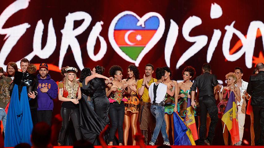 Da stehen sie alle beisammen, die Vertreter der ersten zehn Nationen, die sich in Baku im ersten Halbfinale für das Finale am Samstag qualifiziert haben. Ausgerechnet die russischen Omas, die sich in die Herzen der Fans gesungen haben, halten sich auf diesem Foto allerdings im Hintergrund.