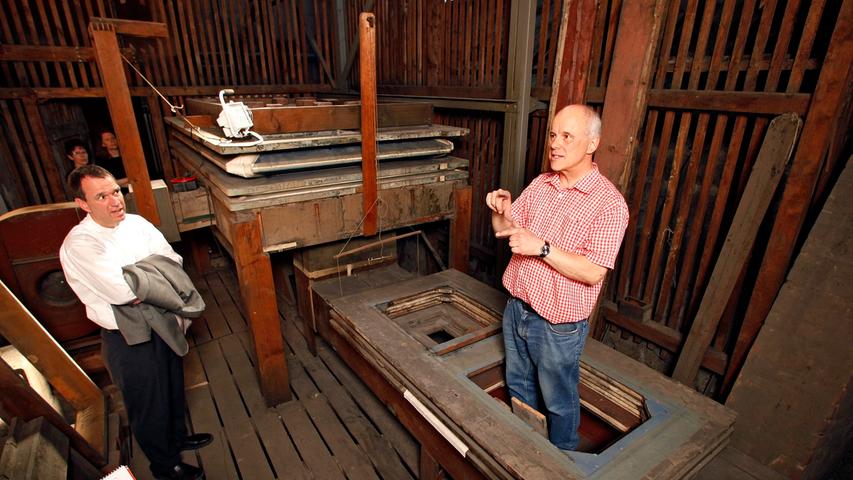Daher wird sie nun nach und nach restauriert. Konrad Bucher (Mitte) ist für die Windanlage der Orgel zuständig, und erklärt Journalisten, wie das komplexe Gebilde namens Orgel eigentlich funktioniert...