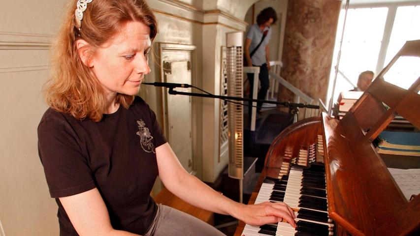 Insgesamt wird die Restaurierung der Orgel rund 20.000 Euro kosten. Zuerst muss die Windanlage auf Vordermann gebracht werden, im Herbst folgen dann die Pfeifen. Einmal abgeschlossen werden unter den Händen von Sonja Mayer (Bild) wieder satte Romantiktöne erklingen.