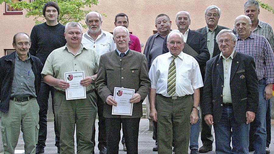 Der neue Jagdbeirat mit den ausgeschiedenen Mitgliedern auf einen Blick. Vordere Reihe (von links): Karlheinz Dadrich, Gerhard Tausch, Ernst Scholze, Hans Königsdörfer und Helmut Albrecht. Hintere Reihe: Jörg Emmerling, Helmut Hertel, Klaus Schneider, Rupert Rupp, Werner Emmer, Josef Branghofer, Johann Zeiner und Günter Fackelmeier. Der neue Jagdbeirat mit den ausgeschiedenen Mitgliedern auf einen Blick. Vordere Reihe (von links): Karlheinz Dadrich, Gerhard Tausch, Ernst Scholze, Hans Königsdörfer und Helmut Albrecht. Hintere Reihe: Jörg Emmerling, Helmut Hertel, Klaus Schneider, Rupert Rupp, Werner Emmer, Josef Branghofer, Johann Zeiner und Günter Fackelmeier.