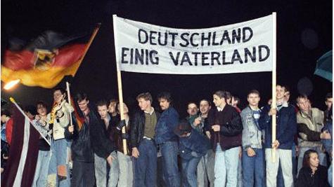 Die Berliner Mauer „fiel“ in der Nacht von Donnerstag, dem 9. November, auf Freitag, den 10. November 1989, nach über 28 Jahren ihrer Existenz.