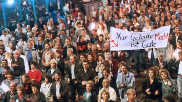 Seit Anfang September 1989 gab es in Leipzig nach dem wöchentlich stattfindenden Friedensgebet Demonstrationen mit bis zu 70.000 Menschen. 