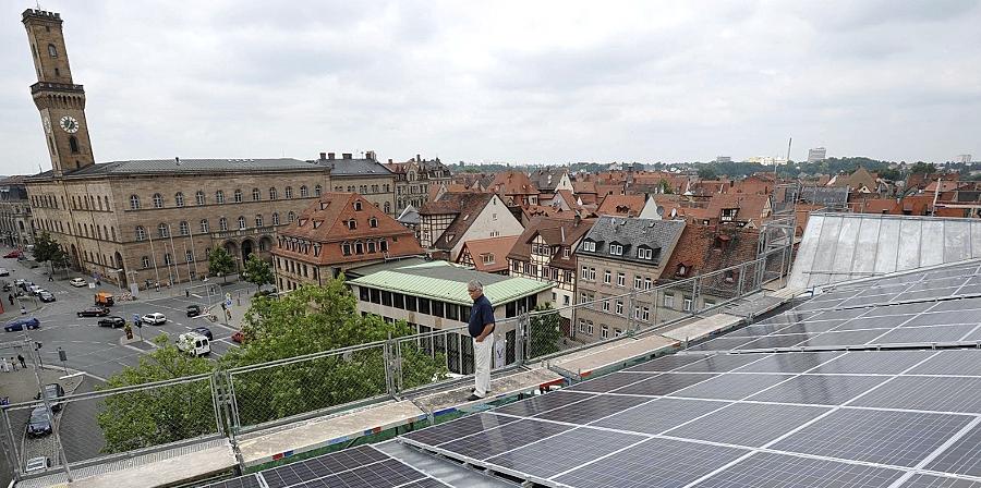Die "Solarstadt" Fürth zapft die Sonne auch auf dem Sozialrathaus an.