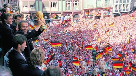 Deutschland wird unschlagbar sein, prophezeite Franz Beckenbauer 1990. Für einen Moment sah es so aus.