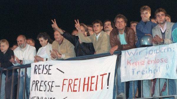 Auf Transparenten fordern Teilnehmer des friedlichen Demonstrationszuges am 10.10.1989 durch die Leipziger Innenstadt immer wieder "Freiheit".