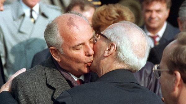 Bruderkuss - Michail Gorbatschow (links) und Erich Honecker (r)