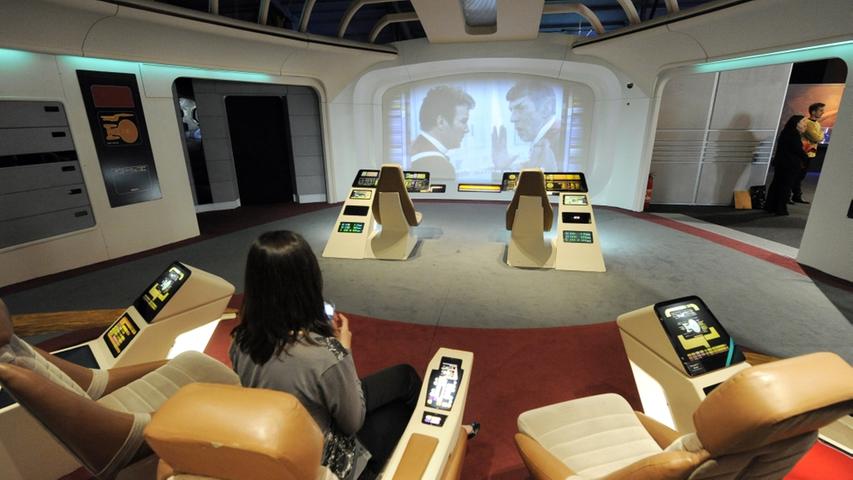 In den späten 80er-Jahren entstand die zweite TV-Serie: "Star Trek - The next Generation". Die damalige Brücke konnte nach der Produktion von Fans besucht werden. In sieben Jahren wurden hier 178 Episoden mit Captain Jean-Luc Picard abgedreht. In der Pilotfolge "Mission Farpoint" gingen die Autoren gleich in die Vollen. Ein übermächtiges Wesen...