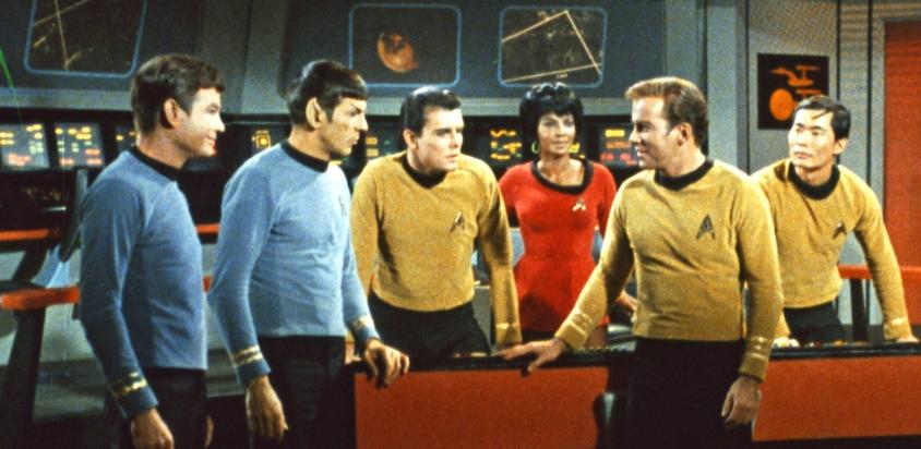 ...wurde mir sehr wenig Geld realisiert. Spezialeffekte gab es nicht. Das Design der Uniformen, sowie der Kommandobrücke, entbehren nicht einer gewissen Komik. Den Fans war das egal: Gesellschaftskritische Geschichten, furiose Abenteuer und das Infragestellen der menschlichen Natur dominierte die erste Star Trek Reihe. Der erste Offizier "Spock"...