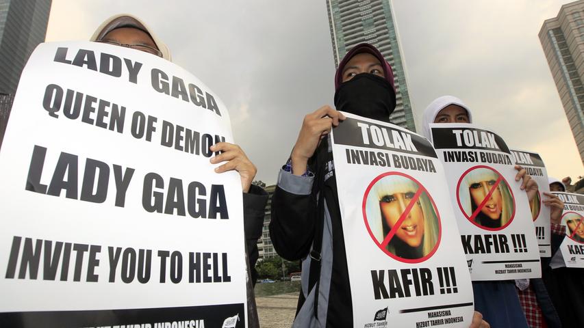 Lady Gaga (26) tourt derzeit durch Asien und sorgt dort gehörig für Wirbel. In Südkorea, Indonesien (im Bild) und auf den Philippinen haben strenggläubige Muslime und Christen gegen den Auftritt der provokanten Pop-Queen protestiert. In Indonesien bekam die schrille Lady bislang keine Genehmigung für ihren geplanten Auftritt in Jakarta - für den Fall, dass es dazu komme, drohen die islamischen Gruppen damit, die Stadt ins totale Chaos zu stürzen. Trotzdem will Gaga ihre heiße Show nicht entschärfen. Stattdessen setzte sie sich jetzt in Bangkok gehörig ins Fettnäpfchen als sie twitterte, sie wolle sich dort eine gefälschte Rolex kaufen. Das gefiel den thailändischen Fans ganz und gar nicht.