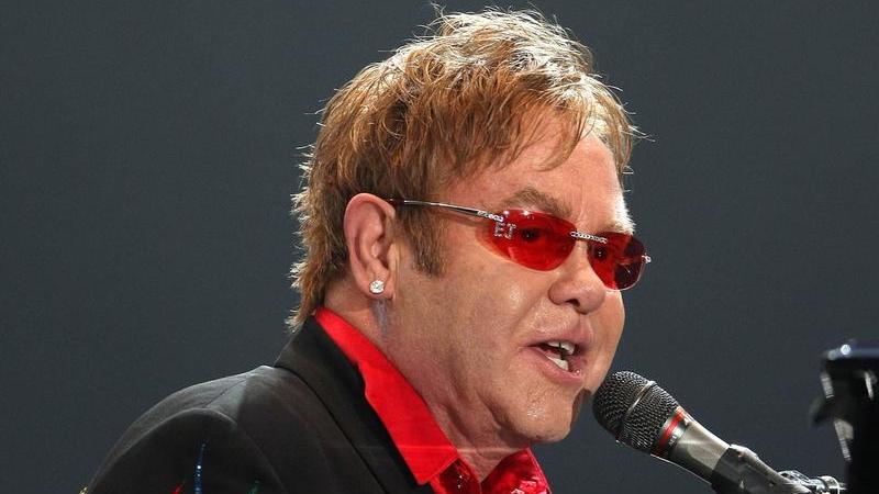 Bettruhe statt Konzert: Superstar und Goldkehlchen Elton John musste wegen einer schweren Infektion der Atemwege in ein Krankenhaus in Los Angeles eingeliefert werden, vier seiner Konzerte in Las Vegas wurden abgesagt. Die Ärzte verodneten dem 65-Jährigen strenge Bettruhe und Antiobiotika. Außerdem soll er seine Stimme schonen. Sein Auftritt in Wetzlar im Juni sei allerdings nicht gefährdet, hieß es.