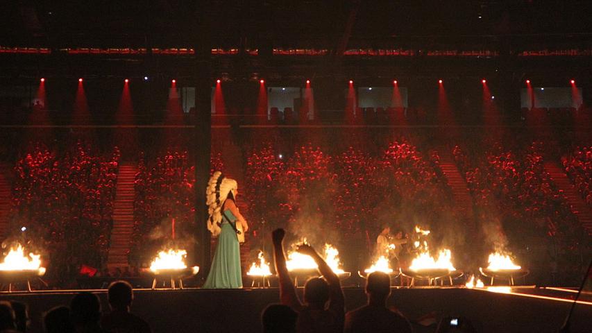Die Bühnenbilder sind perfekt inszeniert. Die Sängerin der Niederlande wird von einem Kreis von Feuertöpfen umgeben. Feuer ist ohnehin allgegenwärtig. "Light my fire" ist das Motto des ESC 2012.