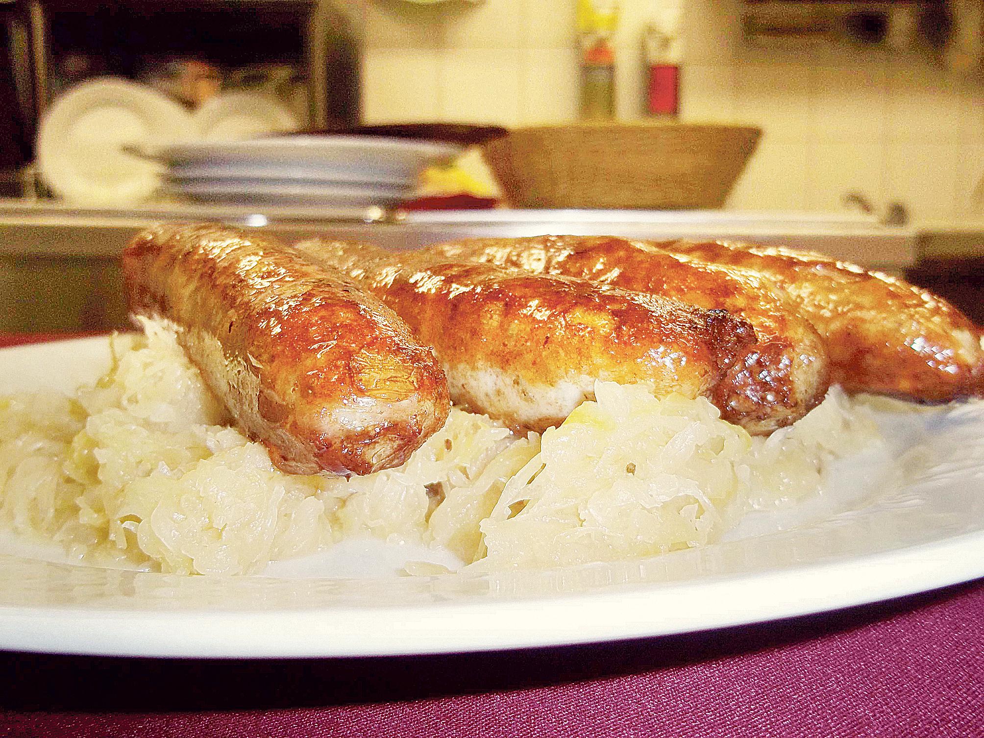 Innerhalb Frankens gibt es einige Variationen der Grundform. In Altmühlfranken hat man sich etwa auf die Tradition der ehemals Treuchtlinger oder Gunzenhäuser genannten Würste besonnen und die Altmühlfränkische Bratwürste zurück ins Rampenlicht geholt. Sie definiert sich vor allem über ihre Herkunft: Mast, Schlachtung und Herstellung müssen allesamt in der Region erfolgen. Das Fleisch kommt dann klassisch wie bei den meisten Fränkischen in den Bändeldarm, das ist die Oberhaut des Schweinedünndarms, die an der Seite ein helles "Bändel" bildet. Gewürzt wird mit Salz, Pfeffer, Muskat, Piment und Majoran.