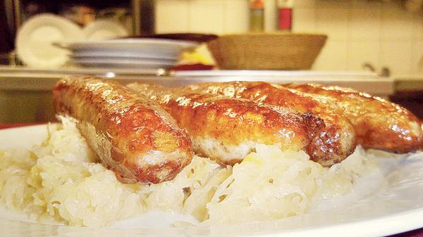 Innerhalb Frankens gibt es einige Variationen der Grundform. In Altmühlfranken hat man sich etwa auf die Tradition der ehemals Treuchtlinger oder Gunzenhäuser genannten Würste besonnen und die Altmühlfränkische Bratwürste zurück ins Rampenlicht geholt. Sie definiert sich vor allem über ihre Herkunft: Mast, Schlachtung und Herstellung müssen allesamt in der Region erfolgen. Das Fleisch kommt dann klassisch wie bei den meisten Fränkischen in den Bändeldarm, das ist die Oberhaut des Schweinedünndarms, die an der Seite ein helles "Bändel" bildet. Gewürzt wird mit Salz, Pfeffer, Muskat, Piment und Majoran.