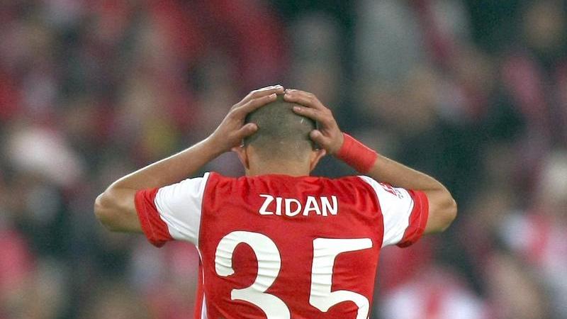 Überraschenderweise trennen sich im Sommer auch die Wege von Mohamed Zidan und Mainz 05. Der Ägypter erhält bei den Rheinhessen keinen neuen Vertrag. Sechs Tore in sechs Spielen erzielte der Publikumsliebling nach seiner Rückkehr nach Mainz. Nun lehnte er das Angebot des Vereins, den Kontrakt um ein Jahr zu verlängern, ab.