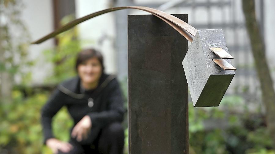 Schwebende Balance-Akte: Meide Büdels Kunst scheint Schwerkraft und Statik ein Schnippchen zu schlagen. Schwebende Balance-Akte: Meide Büdels Kunst scheint Schwerkraft und Statik ein Schnippchen zu schlagen.