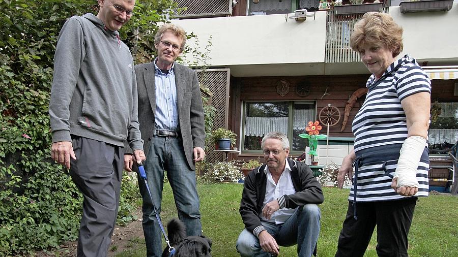 Mischlingshündin Trixi ist glücklich. Nachdem Besitzerin Waltraud Vogt an einem Armbruch laboriert, hat die Nachbarschaftshilfe den täglichen Ausgang gesichert: Derzeit führt Peter Kaiser (l.) die kleine Hündin aus. Mit ihm Bild: Pfarrer Koch (2.v.l.) und Ewald Plüschke. Mischlingshündin Trixi ist glücklich. Nachdem Besitzerin Waltraud Vogt an einem Armbruch laboriert, hat die Nachbarschaftshilfe den täglichen Ausgang gesichert: Derzeit führt Peter Kaiser (l.) die kleine Hündin aus. Mit ihm Bild: Pfarrer Koch (2.v.l.) und Ewald Plüschke.