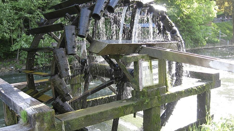 Ein Wasserrad ähnlicher Art wurde nun im Erlanger Ortsteil Bruck beschädigt.