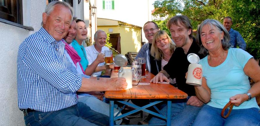 Die Stammgäste (v.l.n.r.) Willy, Jürgen, Uli, Thomas, Dieter, Britta und Bärbel sind "häufig bis regelmäßig" im Brauerei-Gasthof Penning-Zeissler in Hetzelsdorf. Dass es hier das beste Bier und das beste Schnitzel weit und breit gebe, darin sind sich die sieben Freunde einig. "Das Hetzelsdorfer ist wahre Medizin", schwärmt Bärbel. "Ich habe einen empfindlichen Magen, und das ist das einzige Bier, das ich vertrage!" Als wahrer Stammgast schon am Steinkrug zu erkennen, ist auch ihr Mann Willy. Er schätzt die Originalität und die Schlichtheit der Brauerei, deren Familientradition heute Braumeister Charly Penning (2. von rechts) fortführt.