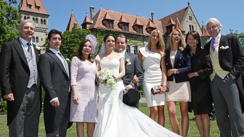 Das Familienfoto (von links): Melissas Vater Necmettin Eliyesil, Bruder Sadi und Mutter Maria, das Brautpaar, Charles´Schwestern Sarah und Victoria und deren Eltern Anton-Wolfgang Graf von Daber-Castell und Ehefrau Mary.