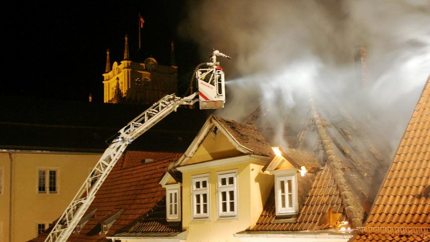 Über 300 Einsatzkräfte von Feuerwehr, Polizei und Rettungsdiensten waren die ganze Nacht im Einsatz.