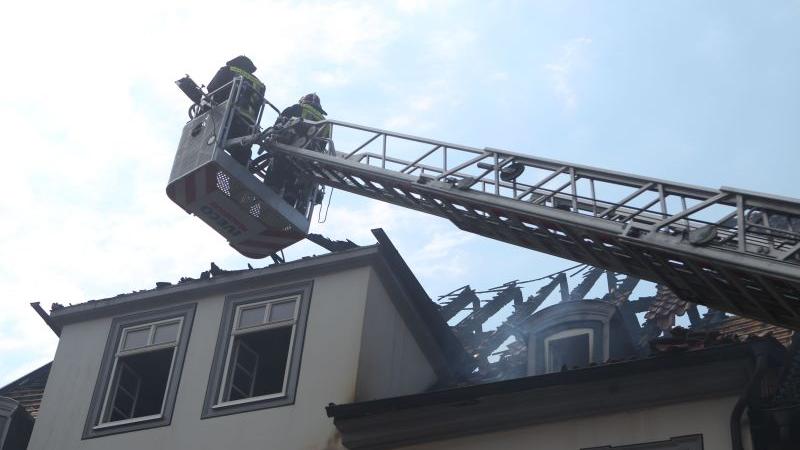 Nach ersten Erkenntnissen brach das Feuer am Dachstuhl eines Gebäudes aus. Warum genau, ist bislang noch unbekannt.
