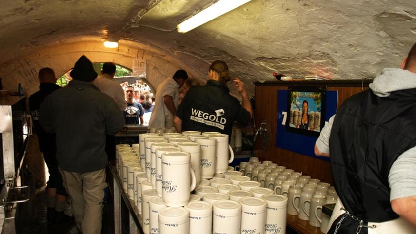 Im Hübner's Keller gab es einen Blick hinter die Kulissen. Im vordersten Raum werden die Biere im Akkord vorbereitet und verkauft.