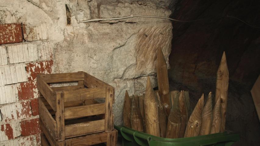 Die hinteren Keller im Berg sind miteinander verbunden und dienen als Lagerraum für Holzkisten, Holzpfähle und anderen Kram.