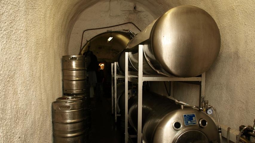 Tiefer im Berg schlummert dann das geliebte Bier. Insgesamt 5000 Liter hat der vergleichsweise kleine Hübner's Keller gebunkert - pro Tag!