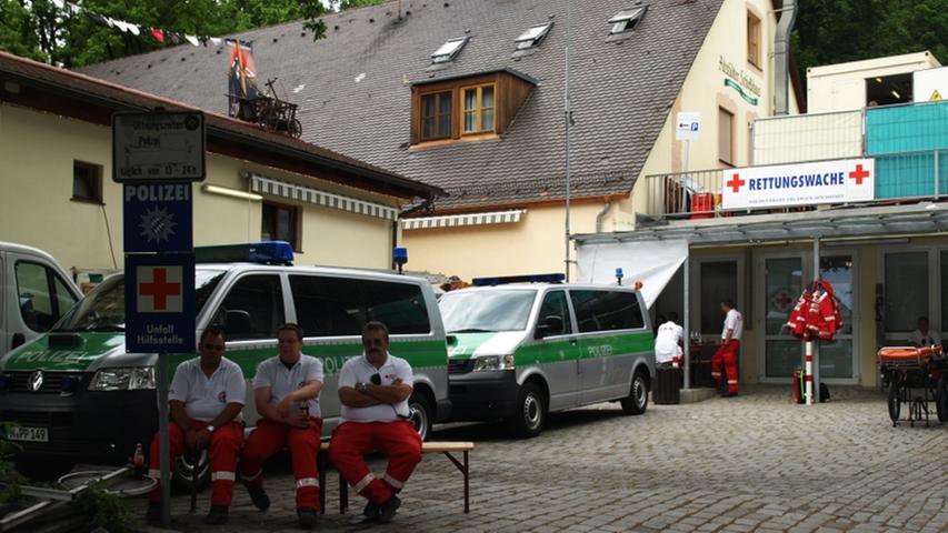 Auf jeden Fall müssen auch die Helfer rund um den Berg erwähnt werden. Die Polizei und das Rote Kreuz kümmern sich Tag und Nacht um einen sicheren Ablauf.