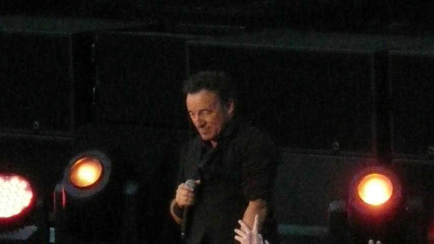 Unzählige Male nahm Springsteen ein Bad in der Menge, er schüttelte die ausgestreckten Hände seiner Fans, lud sogar zwei Kinder zum Mitsingen auf die Bühne