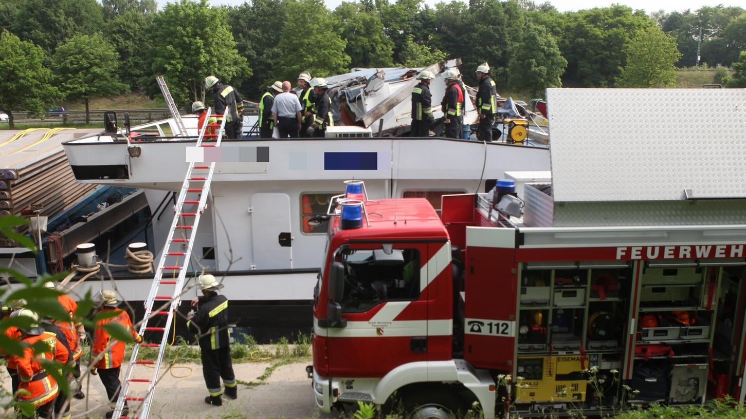 Schiff prallt gegen Bahnbrücke: Frau bei Nürnberg verletzt