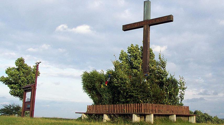 Gipfelkreuz auf dem 504 Meter hohen Petersberg bei Marktbergel. Gipfelkreuz auf dem 504 Meter hohen Petersberg bei Marktbergel.