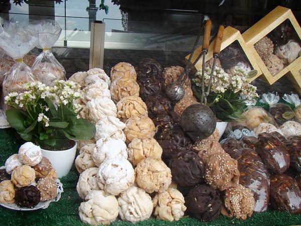 Regionale Spezialität: Süße "Schneeballen". Regionale Spezialität: Süße "Schneeballen".