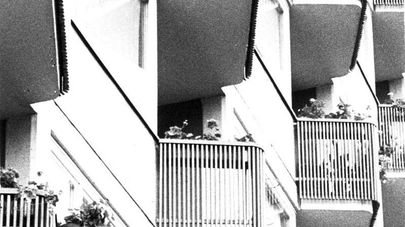 Wie Paternoster ranken sich die modernen Balkone in dieser Wohnanlage an der Wöhrder Wiese empor. Jeder ist eine Idylle für sich. Zum ganzen Artikel.