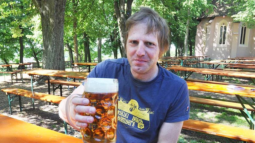 Der Laufer Biergarten Kunigundenberg ist, nach seinen Besuchern, ein "echter" Biergarten.
- man kann seine Brotzeit selbst mitbringen und das gute Bier genießen
- Abseits vom Straßenverkehr sitzen die Besucher auf dem Laufer Berg und können über die Stadt schauen
- Besonders gelobt wird beim Kundigundenbiergarten der freundliche Service
Durchschnittsnote: 2,70 Der Laufer Biergarten Kunigundenberg ist, nach seinen Besuchern, ein "echter" Biergarten.
- man kann seine Brotzeit selbst mitbringen und das gute Bier genießen
- Abseits vom Straßenverkehr sitzen die Besucher auf dem Laufer Berg und können über die Stadt schauen
- Besonders gelobt wird beim Kundigundenbiergarten der freundliche Service
Durchschnittsnote: 2,70