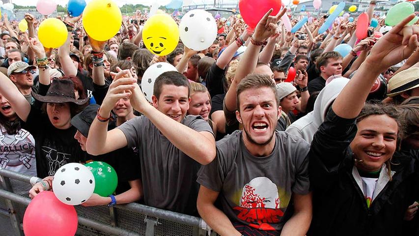 Vor der Bühne versammelten sich gutgelaunte Fans zum Luftballon-Flashmob.
