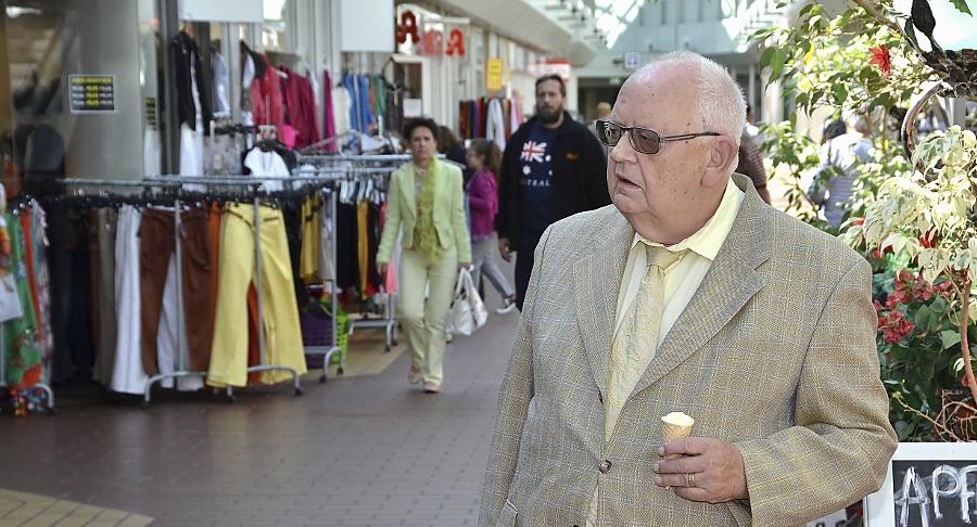 „Das war alles ein großes Missverständnis“, urteilt der reaktivierte Center-Manager über die Räumung vieler Läden. Mit einem Eis in der Hand betrachtet Walter Gansbiller den Betrieb im Einkaufszentrum. „Das war alles ein großes Missverständnis“, urteilt der reaktivierte Center-Manager über die Räumung vieler Läden. Mit einem Eis in der Hand betrachtet Walter Gansbiller den Betrieb im Einkaufszentrum.