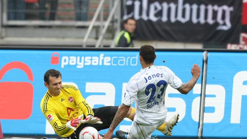 Ein Crash mit Folgen! Sowohl für Club-Keeper Raphael Schäfer als auch für Schalkes Jermaine Jones war diese Szene der Anfang vom Ende.