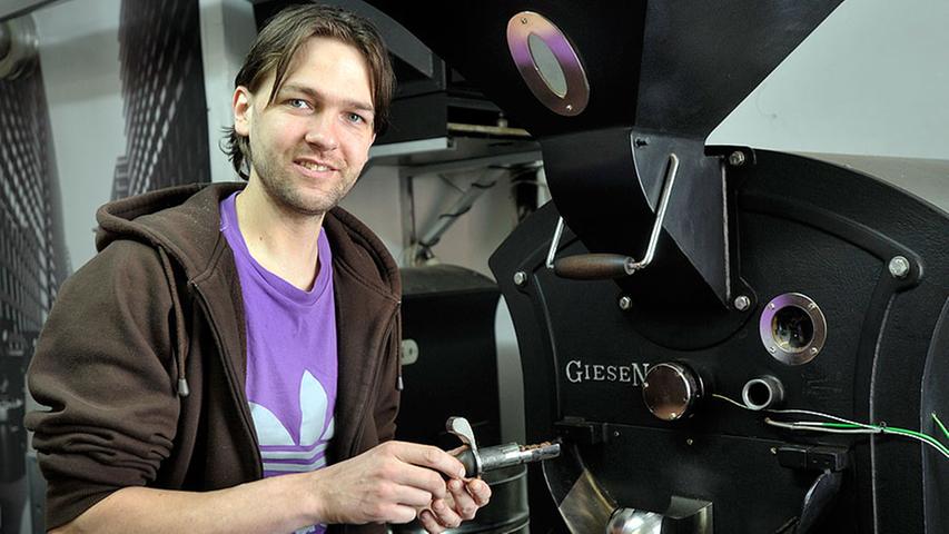 Armin Machhörndl experimentiert gerne an seiner Röstmaschine, um das Beste aus dem Kaffee zu holen.