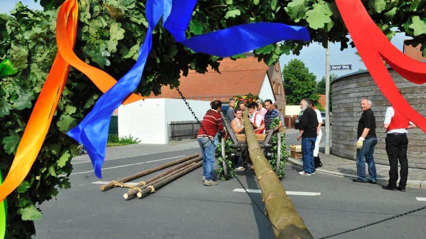 Traditionelles Aufstellen des Kärwabaums in Großreuth