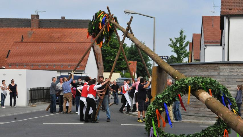 Traditionelles Aufstellen des Kärwabaums in Großreuth