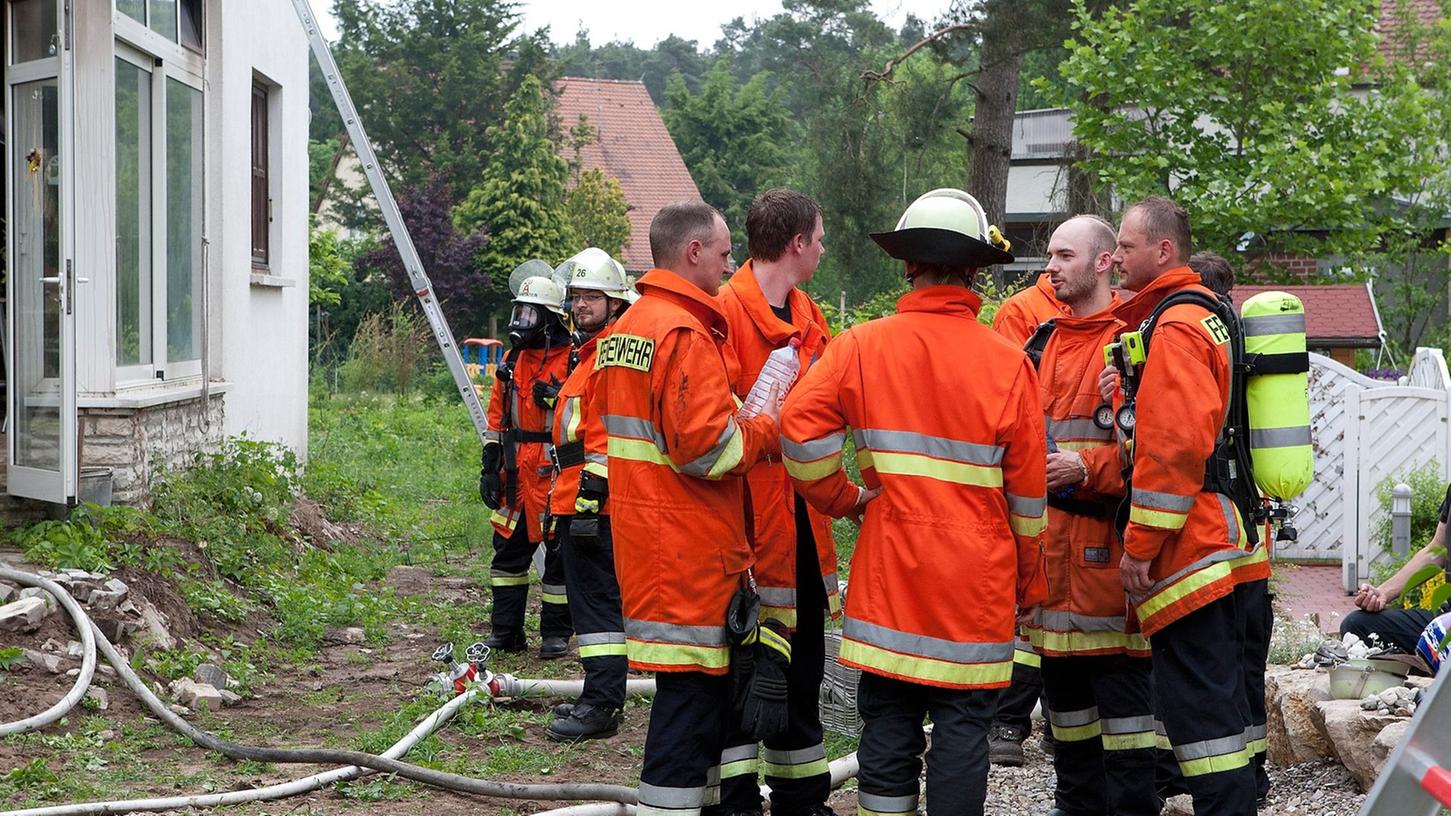 Mit 50 Einsatzkräften war die Feuerwehr in Katzwang vor Ort. Sie retteten die 63-jährige Frau mit einer tragbaren Leiter vom Balkon.