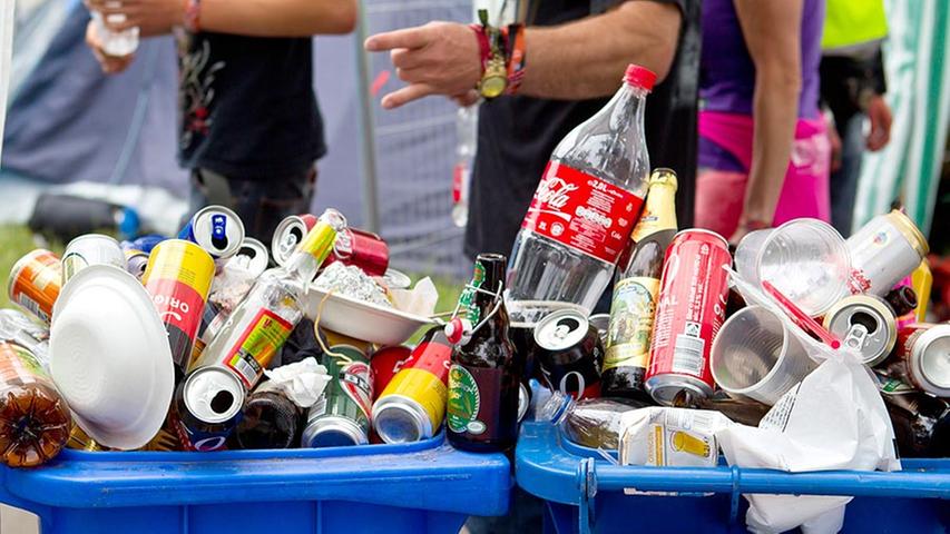 75.000 Besucher machen eine Menge Müll. Die Mülltonnen des Festivals sind diesen Mengen schon lange nicht mehr gewachsen.