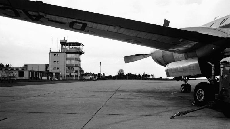 Alle Propeller stehen still, weil es die Flugsicherung so will. Zwar ist der Turm des Nürnberger Flughafens voll besetzt, aber keine Maschine – mit Ausnahme der PAA-Clipper von und nach Berlin – wurde abgefertigt. Dieses Lufthansa-Flugzeug muß drei Tage „rasten“. Streik im Turm kostet viel Geld .
