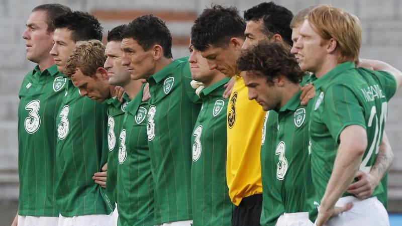 In den Play-offs zur WM 2010 sorgte Thierry Henrys Handspiel dafür, dass Irland der Sprung auf die große Fußballbühne versagt blieb. In den Play-offs zur EM 2012 löste Irland das Ticket gegen Estland ohne große Mühe. Zur Freude der fußballbegeisterten Nation nehmen die “Boys in Green“ damit wieder an dem Turnier teil, für das sie sich 1988 erstmals qualifizieren konnten. Die Iren setzen als Außenseiter in Gruppe C auf bekannte Tugenden: Das Team zeichnet eine hohe Lauf-, Einsatz- und Zweikampfbereitschaft aus. Es begegnet dem Gegner in einem gut sortierten Abwehrverbund, um nach Balleroberung möglichst schnörkellos den Weg nach vorne einzuschlagen.