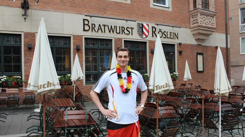 FCN-Dauerkarteninhaber Philipp Langenbach (32) ist Fußballfan durch und durch. Alle zwei Jahre im Juni tauscht er den Club-Schal gegen das Deutschland-Trikot. "Ich freue mich schon sehr auf die Europameisterschaft! Ich hoffe, dass in Nürnberg wieder die tolle Stimmung aufkommt, die bei allen großen Turnieren seit der WM 2006 herrschte. Sehen werde ich die Spiele im Bratwurst Röslein, wo ich bereits die WM 2010 verfolgt habe. Was das Sportliche angeht, bin ich noch etwas skeptisch, ob die deutsche Mannschaft unseren hohen Erwartungen gerecht wird. Die Vorrundengruppe ist schwer, und die Vorbereitung war eher mau. Zum Glück gibt es ein altes, unverrückbares Gesetz: Wir sind eine Turniermannschaft! Daran glaube ich fest und tippe deshalb, dass wir mindestens ins Finale kommen."