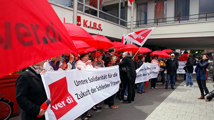 Etwa 60 bayerische Betriebsräte der insolventen Drogeriemarktkette Schlecker haben am Dienstag auf dem Nürnberger Kornmarkt für neue Beschäftigungsmöglichkeiten ihrer Kolleginnen demonstriert.